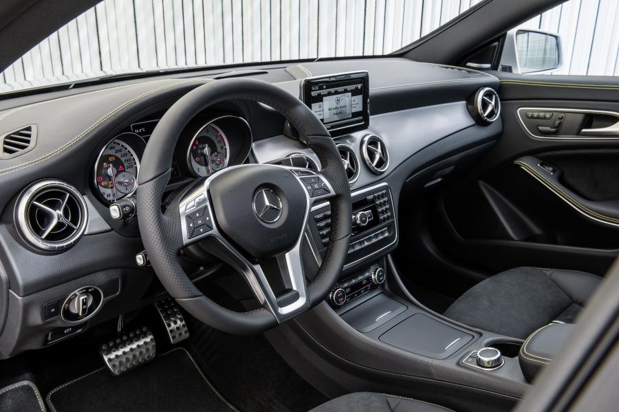 Интерьер Mercedes-Benz CLA250 AMG Sports Package Edition 1 (C117) 2013 года  (фото 22 из 72)